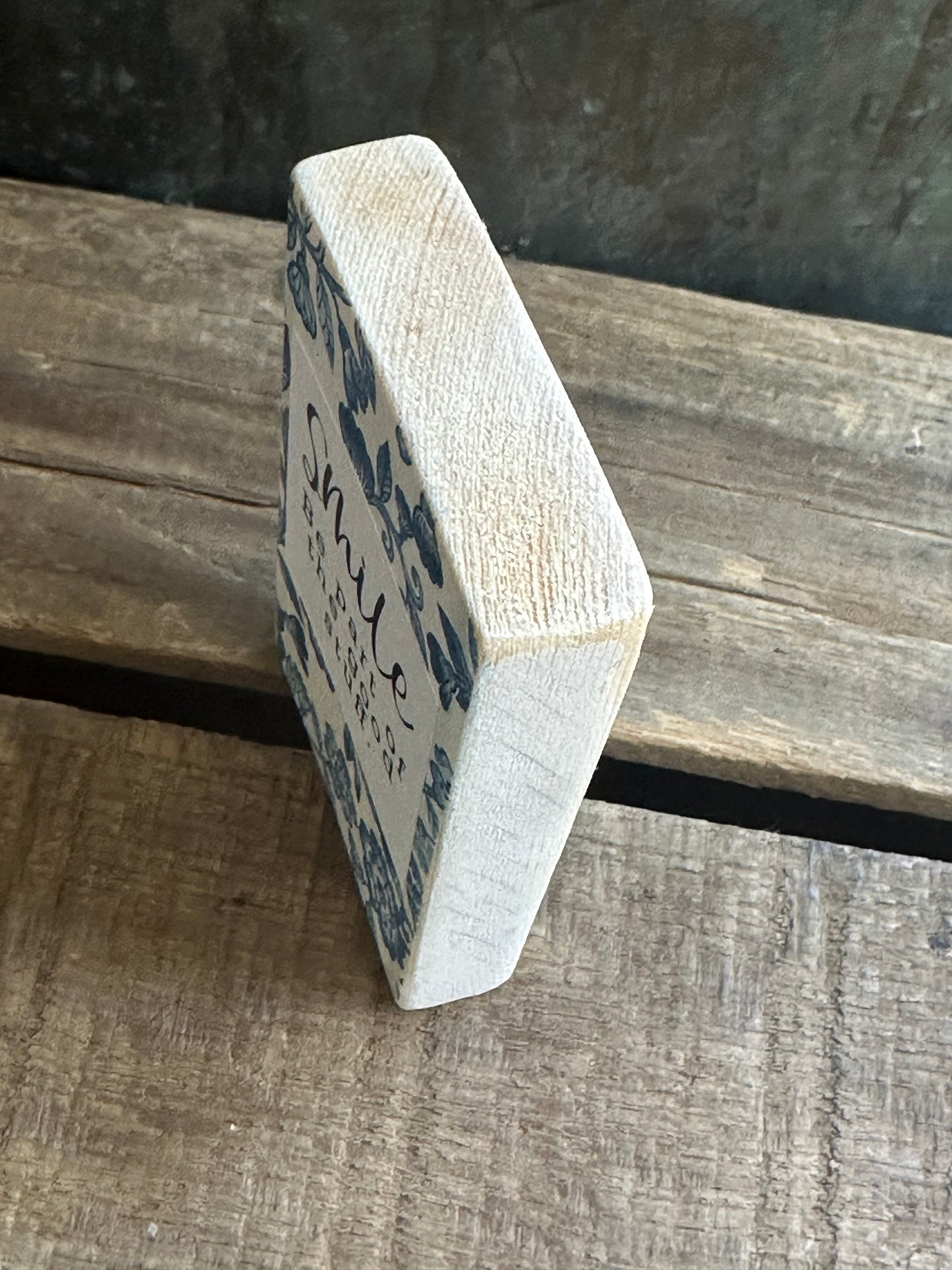 WOOD Encouragement Shelf Sitter