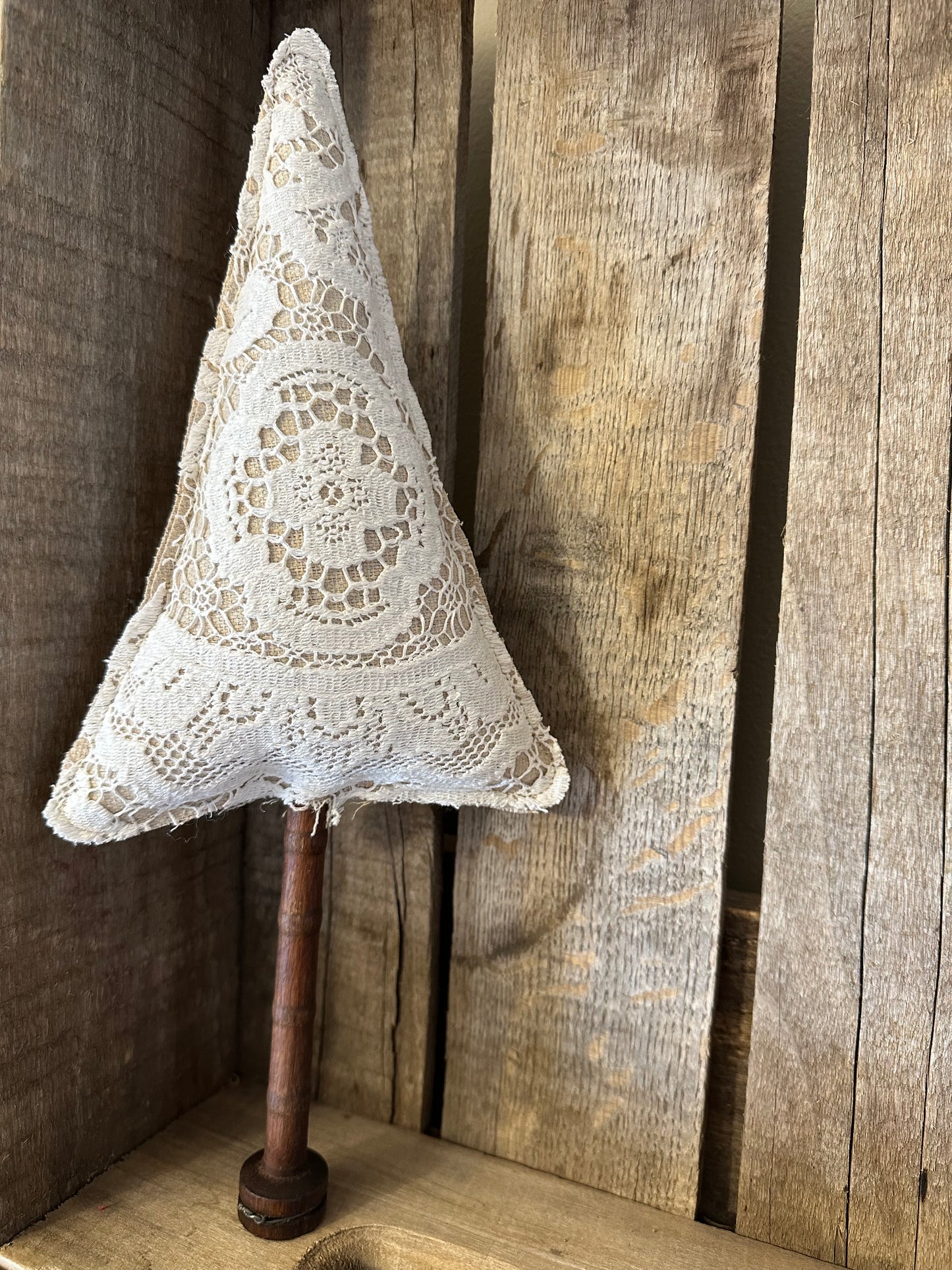 Vintage Quaker Lace Accent Tree