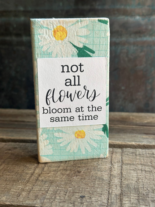 WOOD Encouragement Shelf Sitter