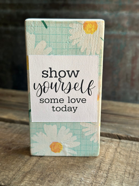 WOOD Encouragement Shelf Sitter