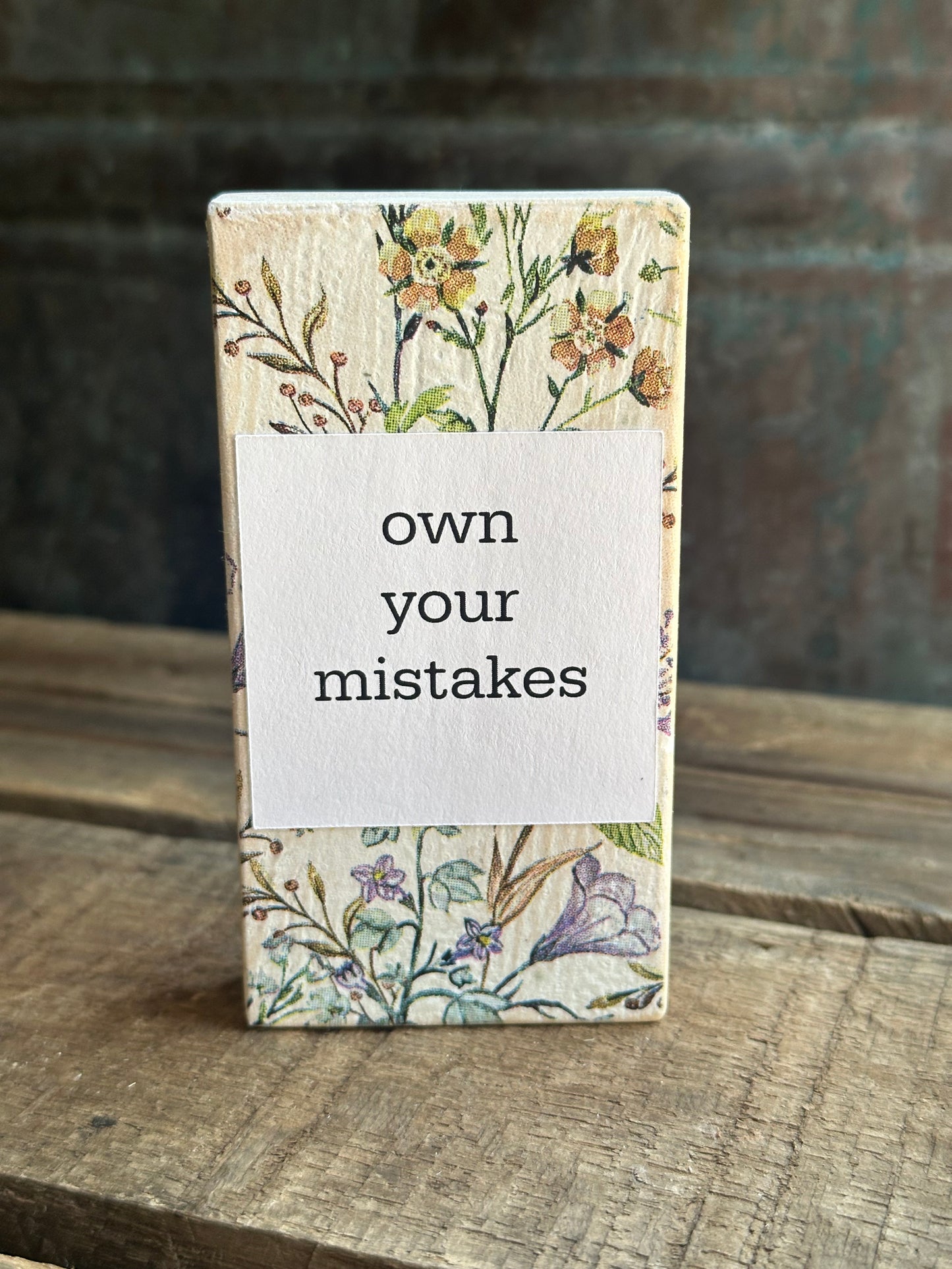 WOOD Encouragement Shelf Sitter