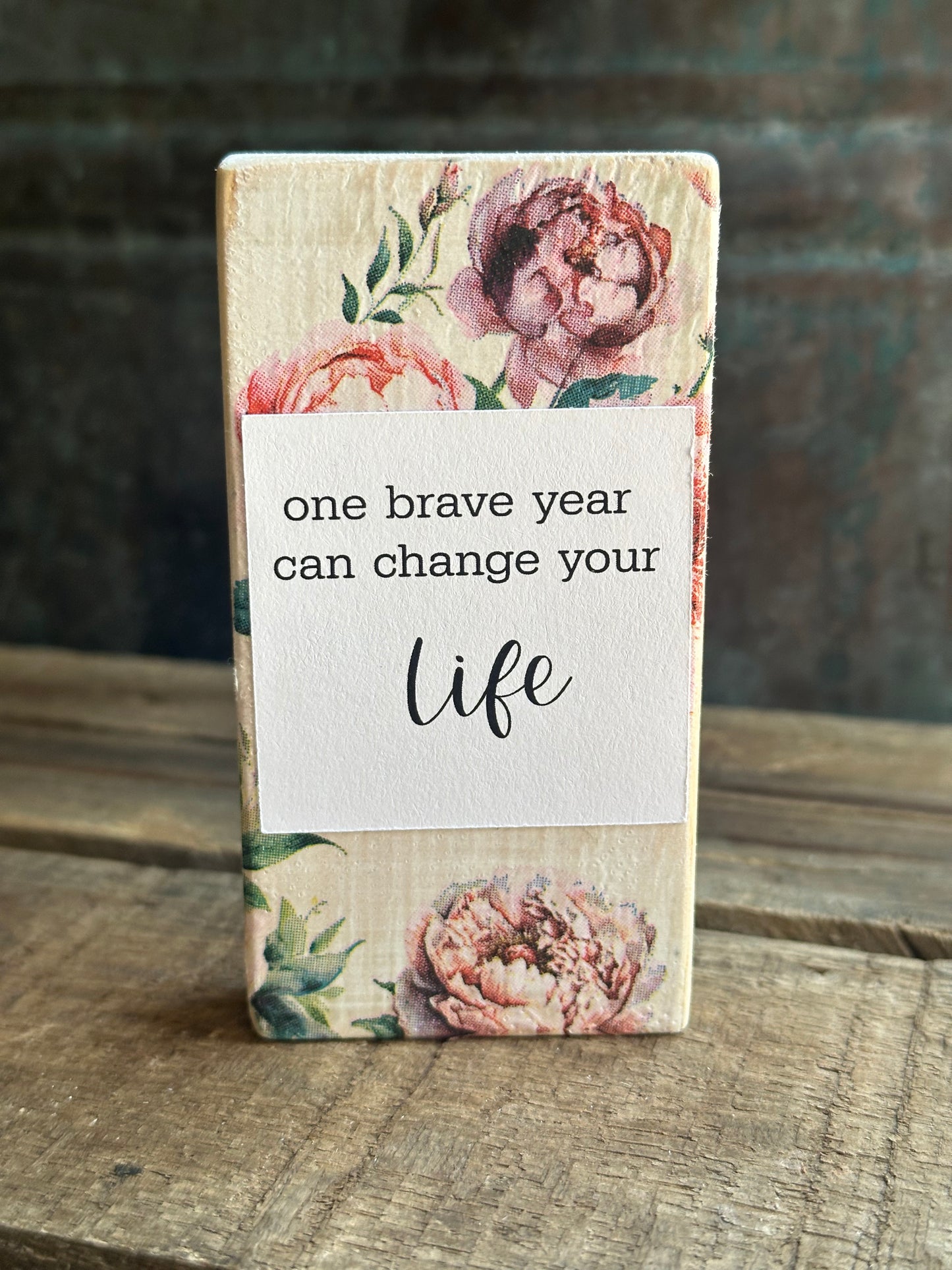 WOOD Encouragement Shelf Sitter