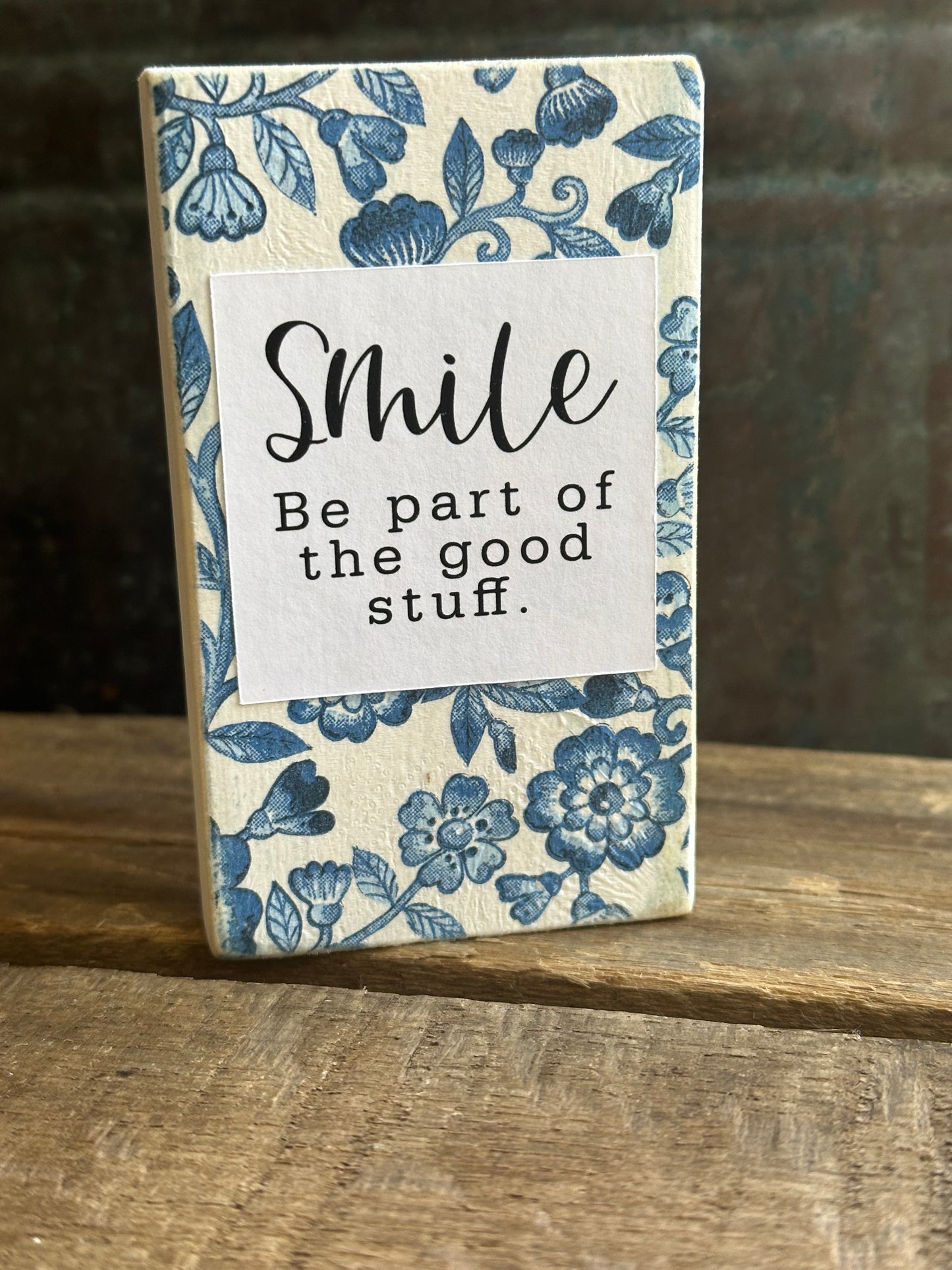 WOOD Encouragement Shelf Sitter