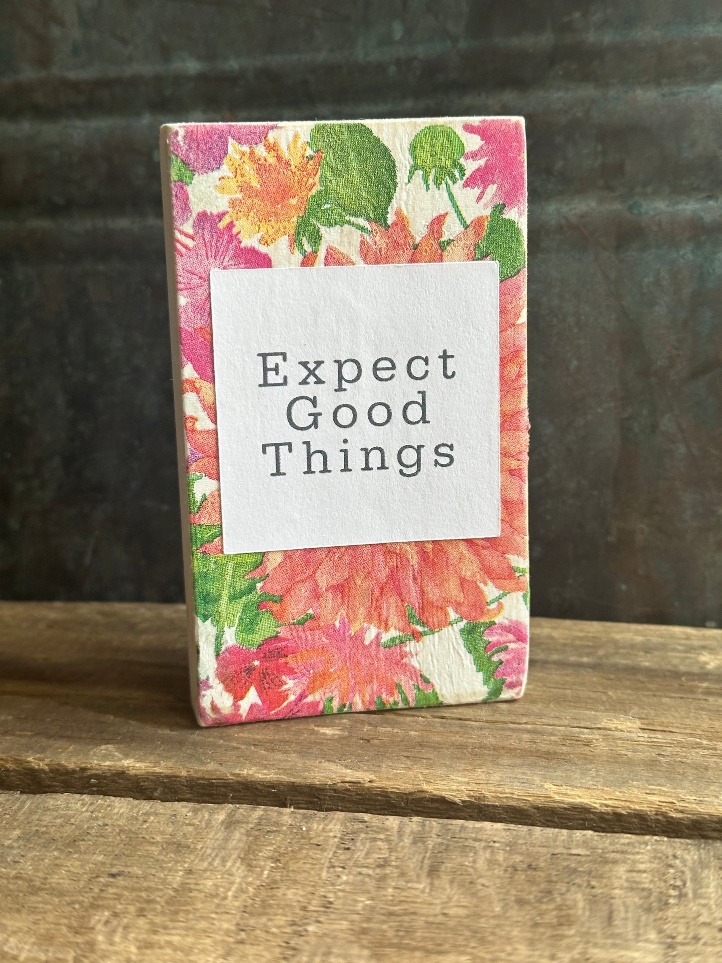 WOOD Encouragement Shelf Sitter