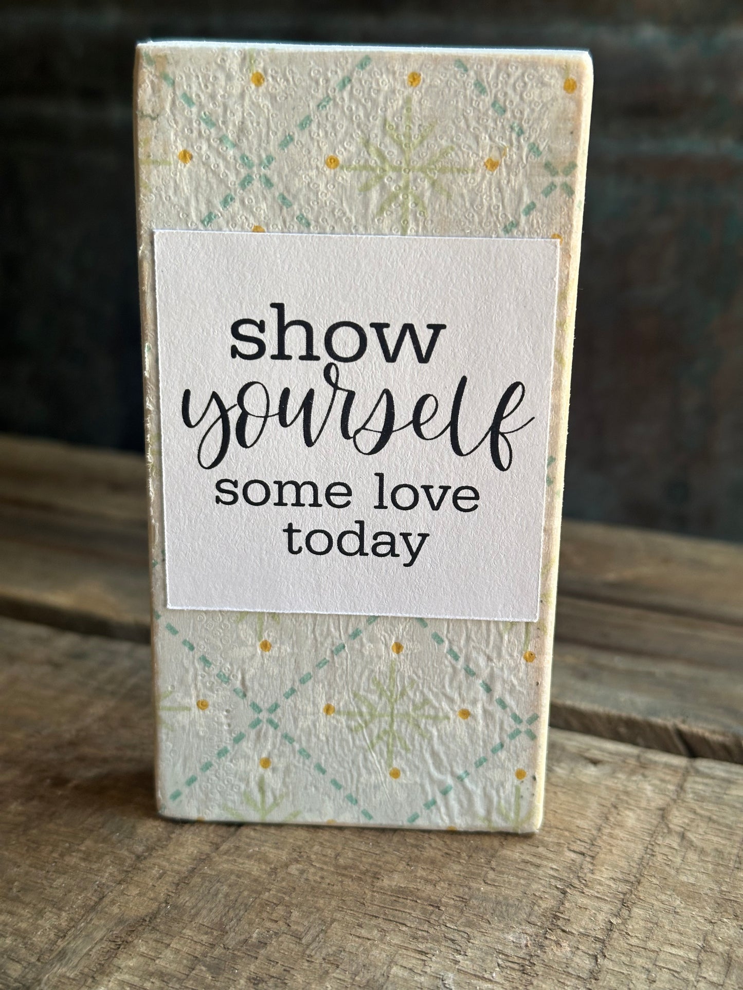 WOOD Encouragement Shelf Sitter