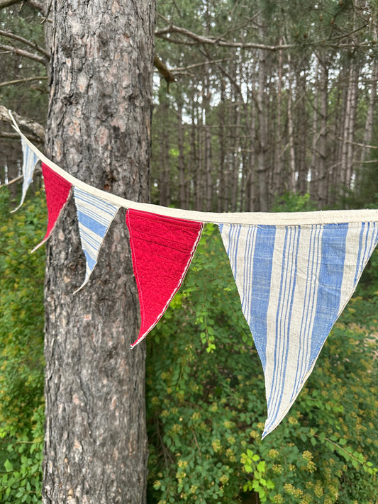 Banner Patriotic Red Quilt + Striped Blue Pendants