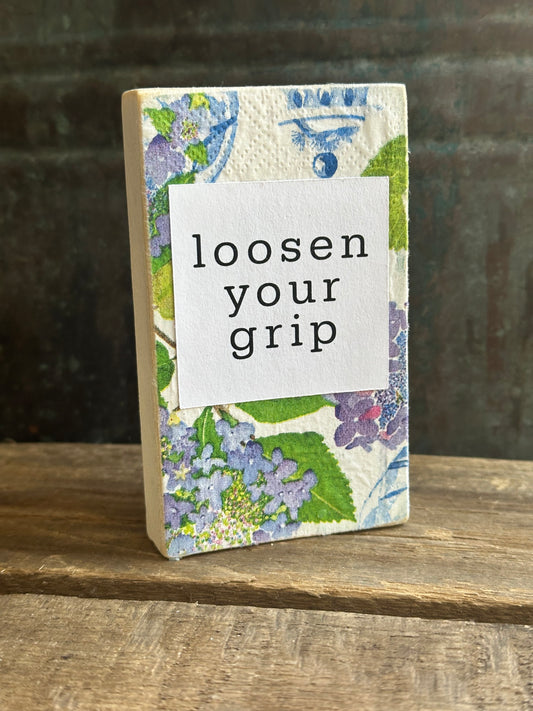 WOOD Encouragement Shelf Sitter