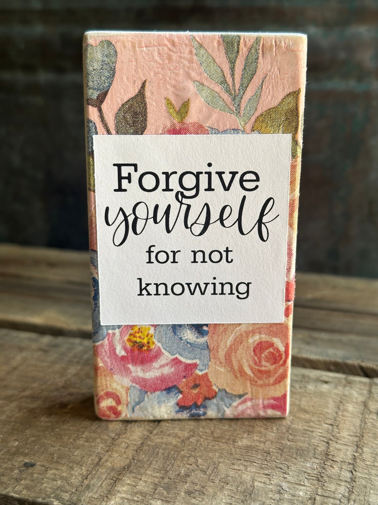 WOOD Encouragement Shelf Sitter